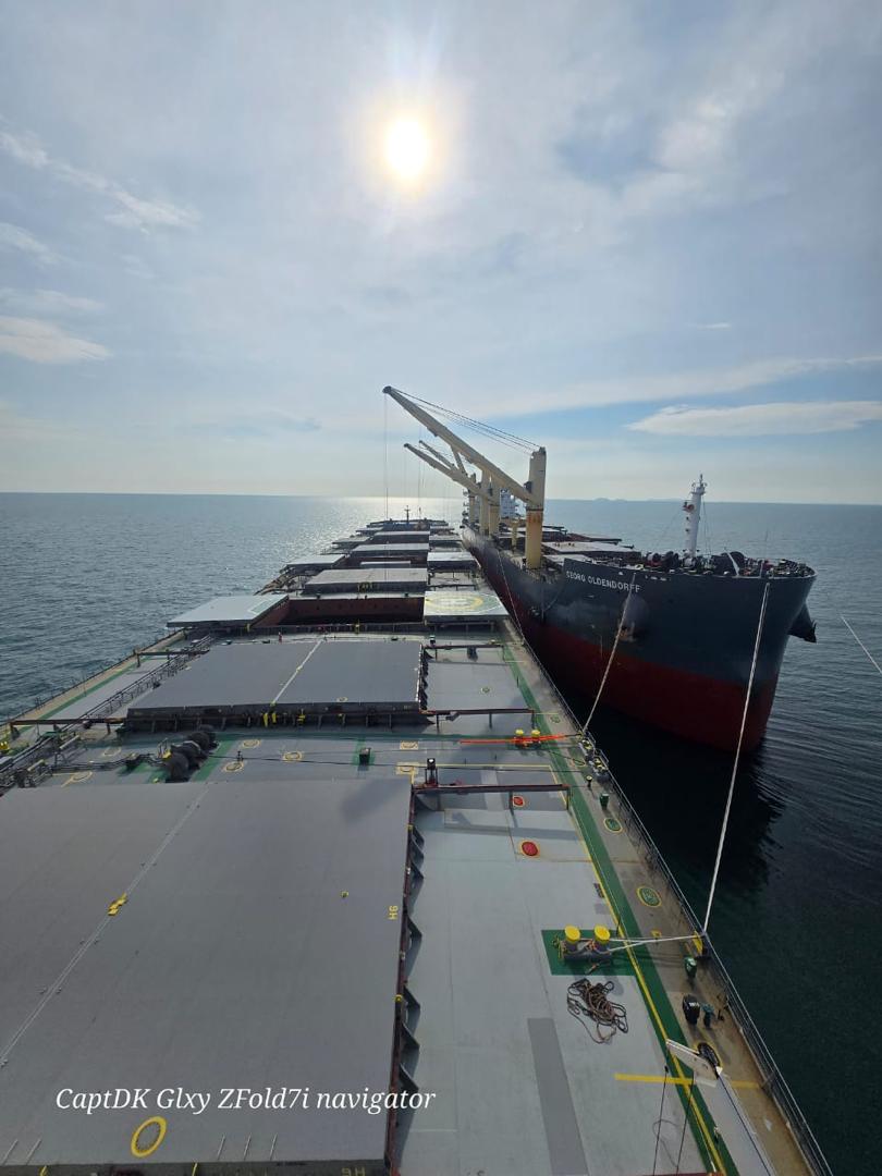 Cargo transfer operations between vessels during the salvage support